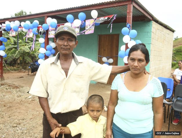 Familias de mineros reciben viviendas en Bonanza
