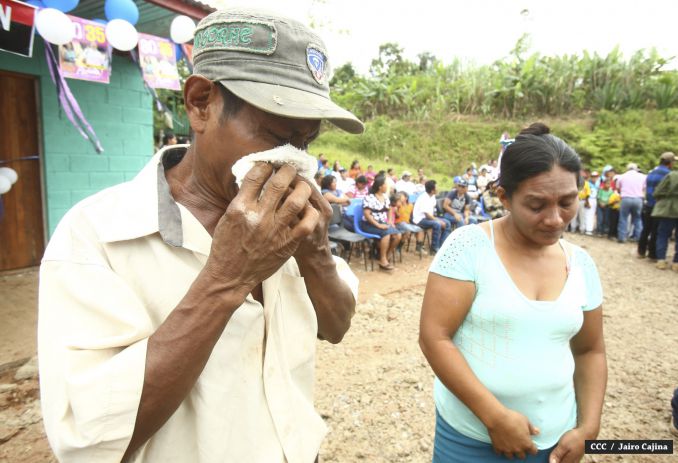 Familias de mineros reciben viviendas en Bonanza