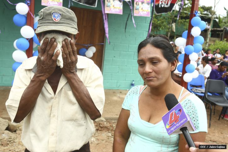 Familias de mineros reciben viviendas en Bonanza