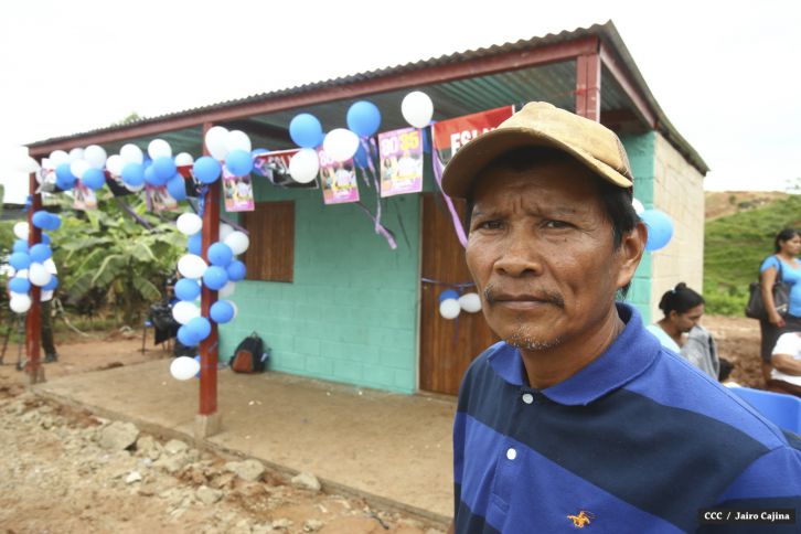Familias de mineros reciben viviendas en Bonanza