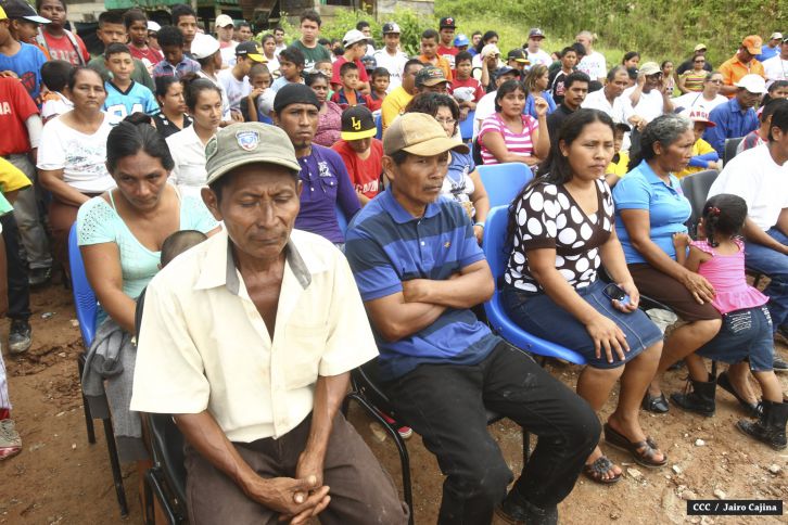 Familias de mineros reciben viviendas en Bonanza
