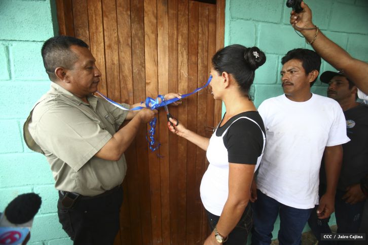 Familias de mineros reciben viviendas en Bonanza