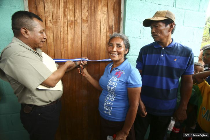 Familias de mineros reciben viviendas en Bonanza