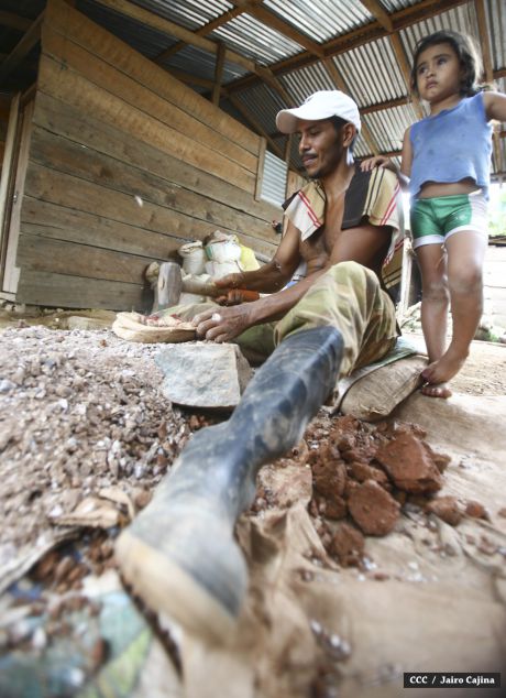 Familias de mineros reciben viviendas en Bonanza