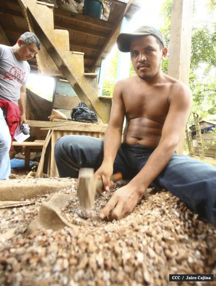Familias de mineros reciben viviendas en Bonanza