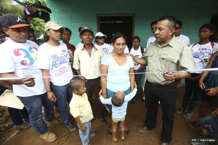 Familias de mineros reciben viviendas en Bonanza