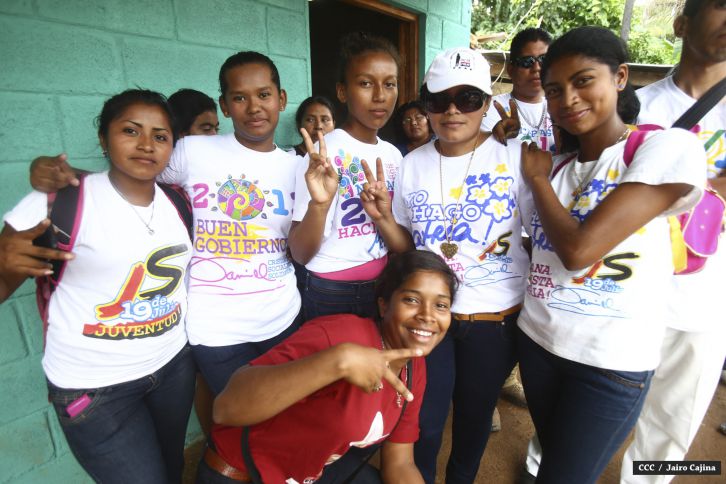 Familias de mineros reciben viviendas en Bonanza