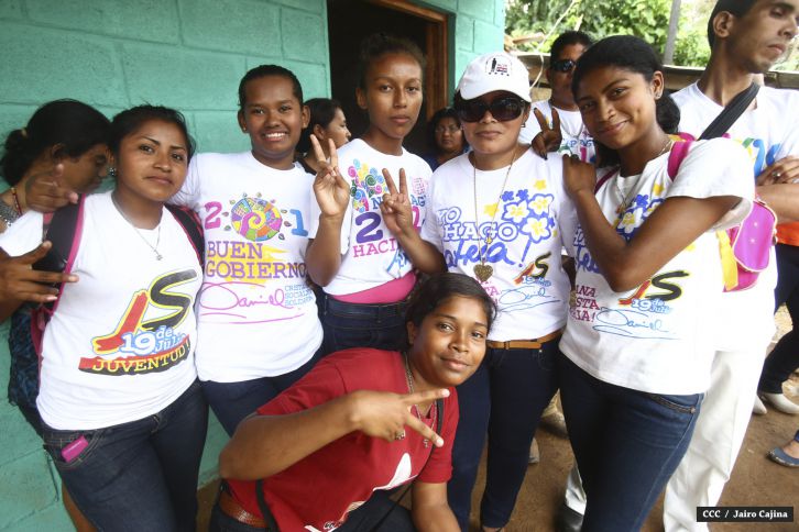 Familias de mineros reciben viviendas en Bonanza