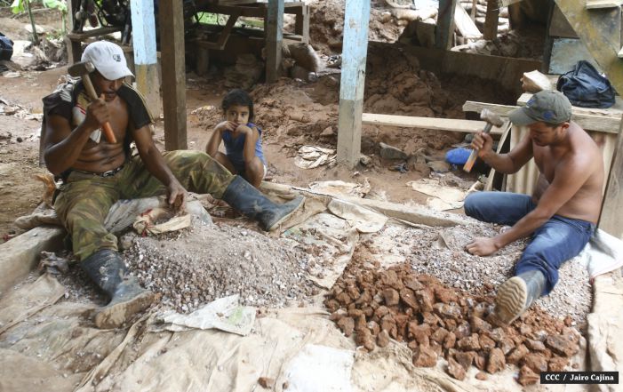 Familias de mineros reciben viviendas en Bonanza