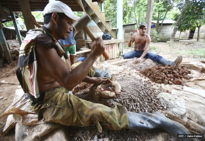 Familias de mineros reciben viviendas en Bonanza