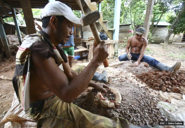 Familias de mineros reciben viviendas en Bonanza