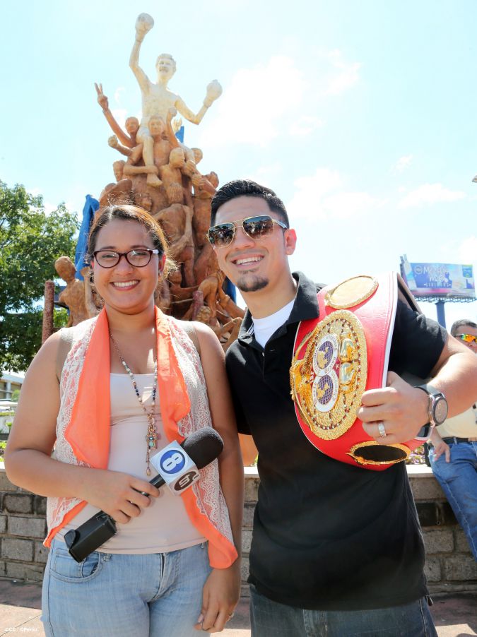 Randy Caballero recibe Orden Alexis Argüello y coloca Ofrenda Floral en Plaza de las Victorias