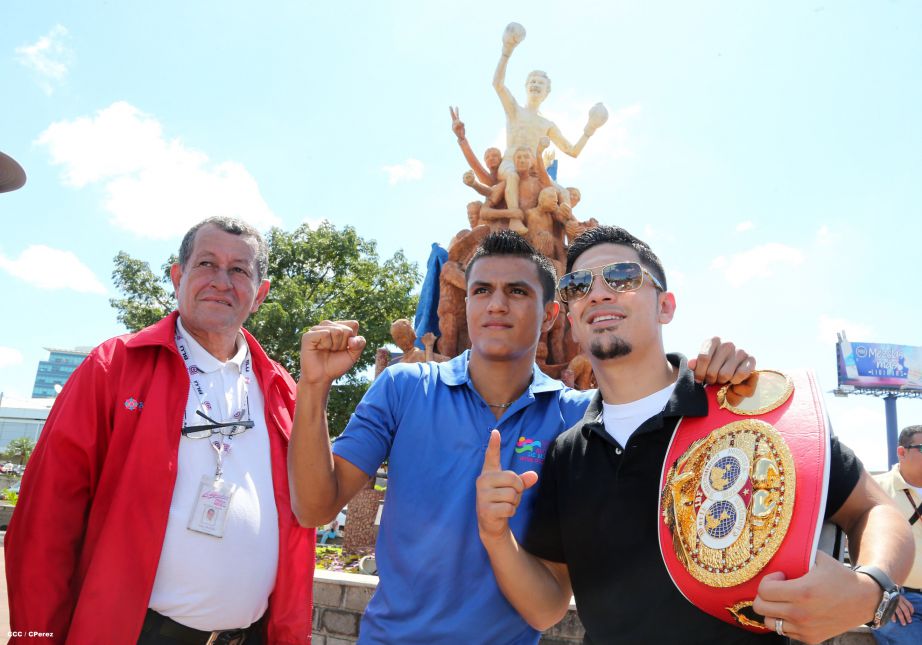 Randy Caballero recibe Orden Alexis Argüello y coloca Ofrenda Floral en Plaza de las Victorias