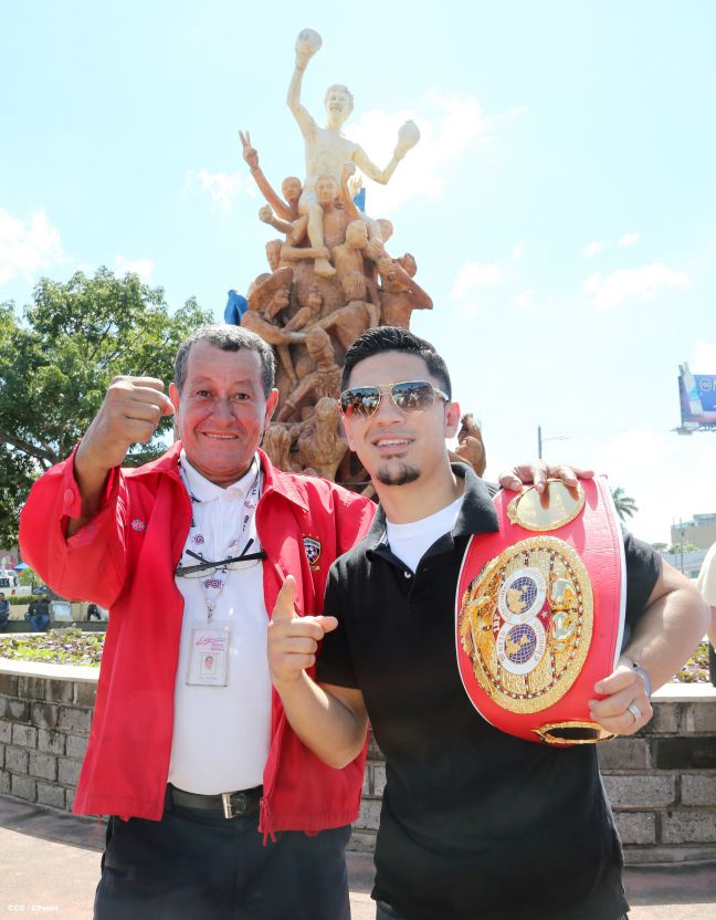 Randy Caballero recibe Orden Alexis Argüello y coloca Ofrenda Floral en Plaza de las Victorias