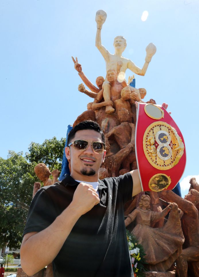 Randy Caballero recibe Orden Alexis Argüello y coloca Ofrenda Floral en Plaza de las Victorias
