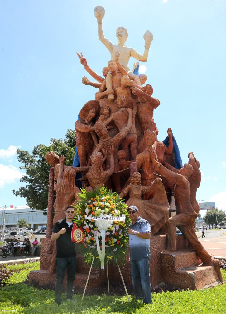 Randy Caballero recibe Orden Alexis Argüello y coloca Ofrenda Floral en Plaza de las Victorias