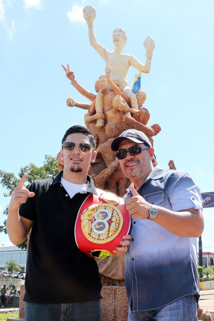Randy Caballero recibe Orden Alexis Argüello y coloca Ofrenda Floral en Plaza de las Victorias
