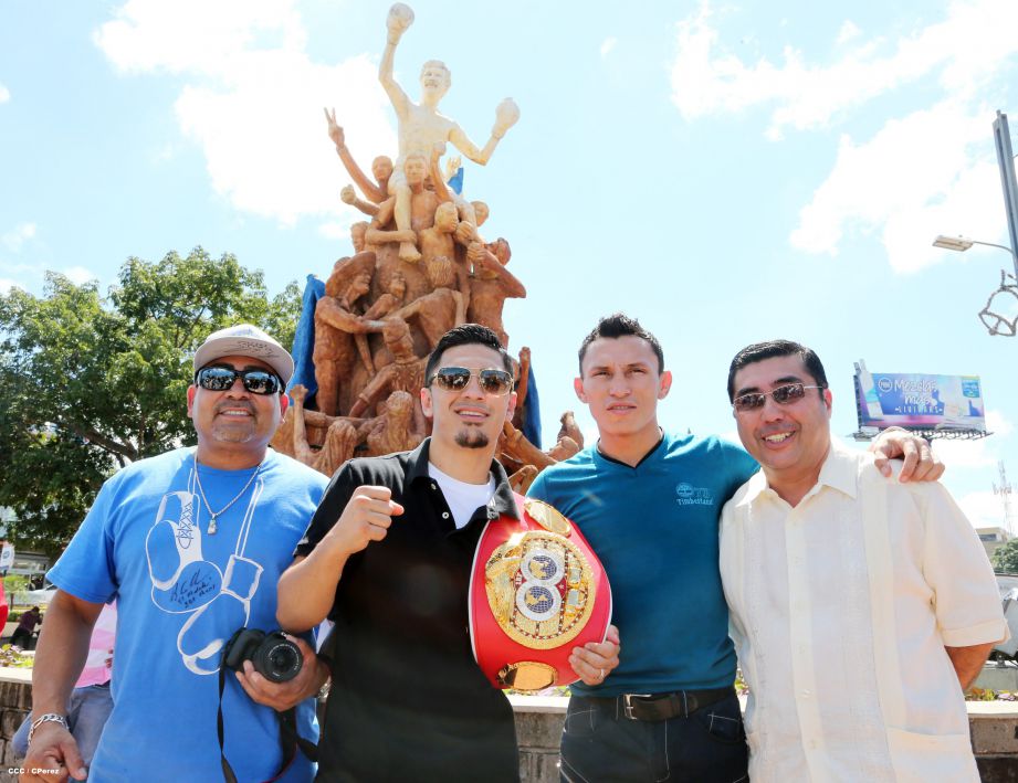 Randy Caballero recibe Orden Alexis Argüello y coloca Ofrenda Floral en Plaza de las Victorias