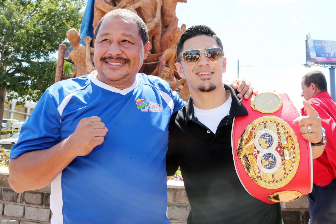 Randy Caballero recibe Orden Alexis Argüello y coloca Ofrenda Floral en Plaza de las Victorias