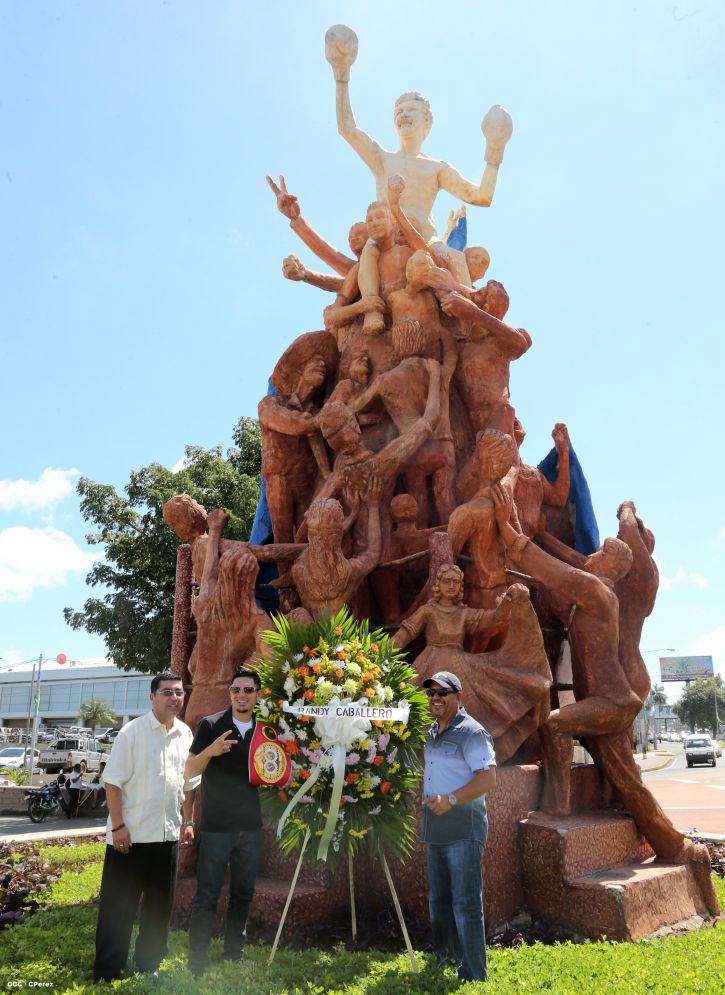 Randy Caballero recibe Orden Alexis Argüello y coloca Ofrenda Floral en Plaza de las Victorias