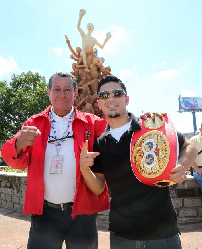 Randy Caballero recibe Orden Alexis Argüello y coloca Ofrenda Floral en Plaza de las Victorias