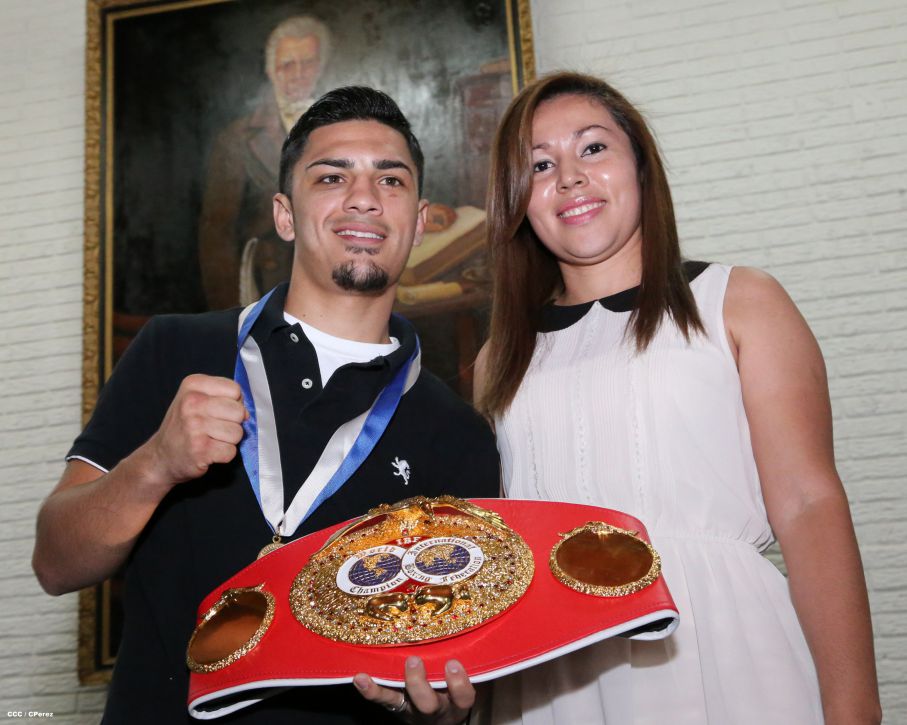 Randy Caballero recibe Orden Alexis Argüello y coloca Ofrenda Floral en Plaza de las Victorias