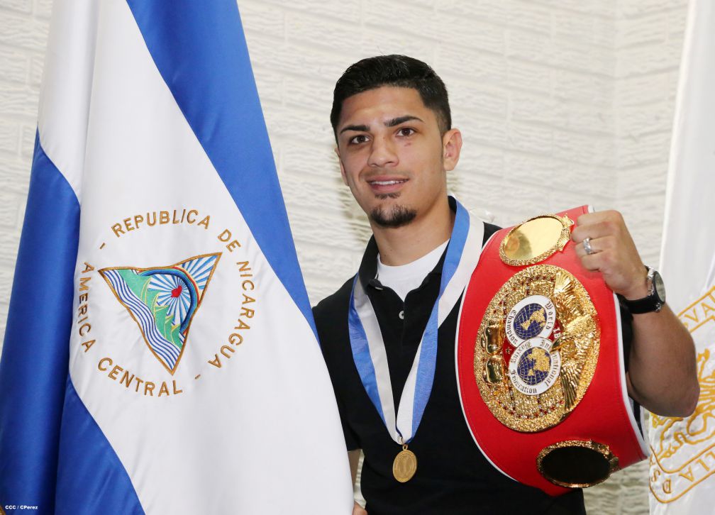 Randy Caballero recibe Orden Alexis Argüello y coloca Ofrenda Floral en Plaza de las Victorias