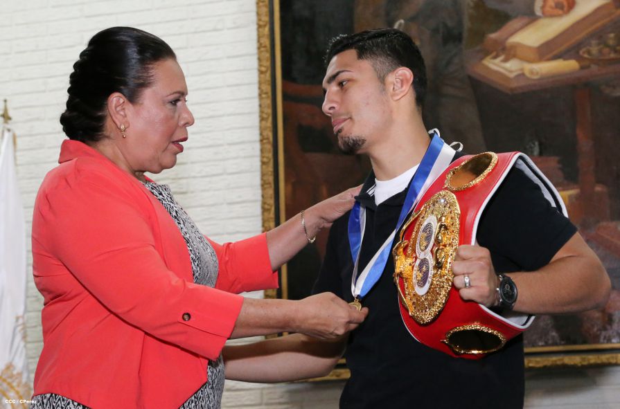 Randy Caballero recibe Orden Alexis Argüello y coloca Ofrenda Floral en Plaza de las Victorias