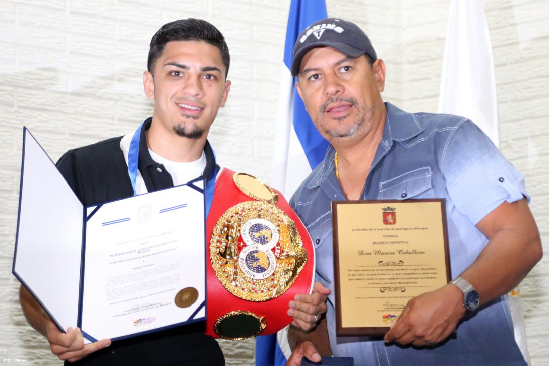 Randy Caballero recibe Orden Alexis Argüello y coloca Ofrenda Floral en Plaza de las Victorias