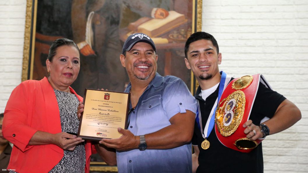 Randy Caballero recibe Orden Alexis Argüello y coloca Ofrenda Floral en Plaza de las Victorias