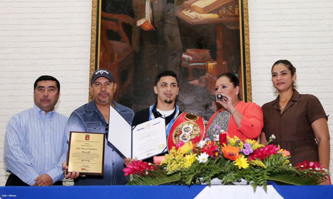 Randy Caballero recibe Orden Alexis Argüello y coloca Ofrenda Floral en Plaza de las Victorias