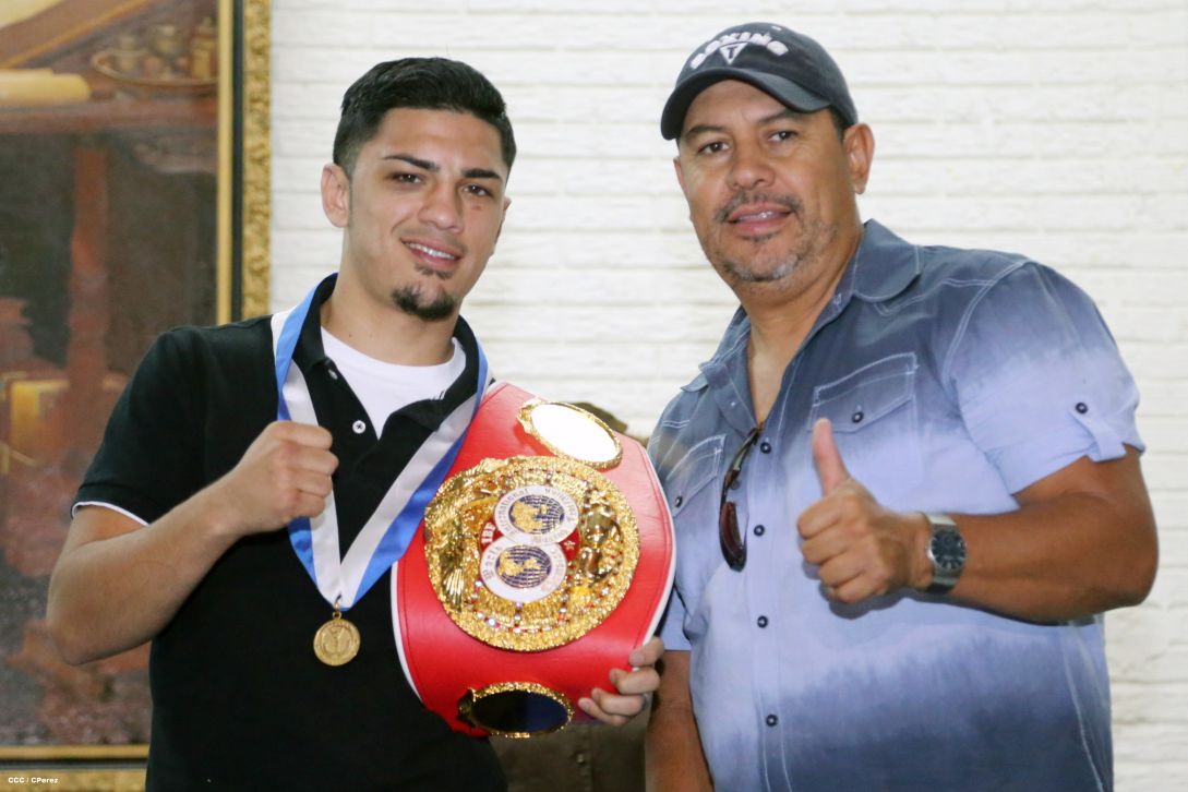 Randy Caballero recibe Orden Alexis Argüello y coloca Ofrenda Floral en Plaza de las Victorias