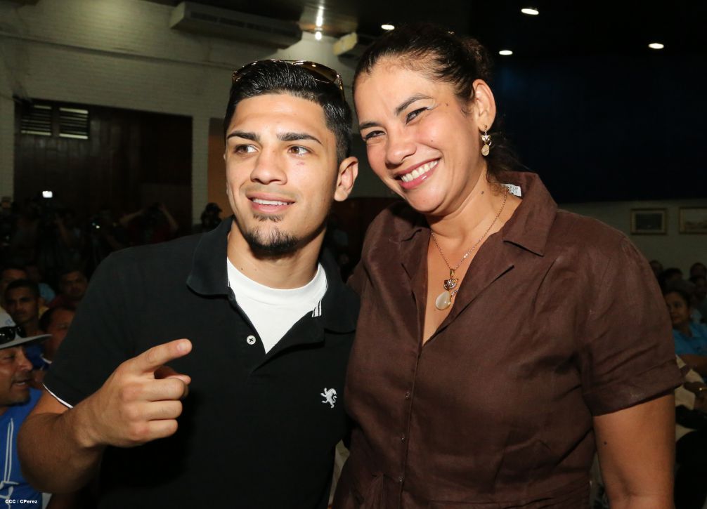 Randy Caballero recibe Orden Alexis Argüello y coloca Ofrenda Floral en Plaza de las Victorias