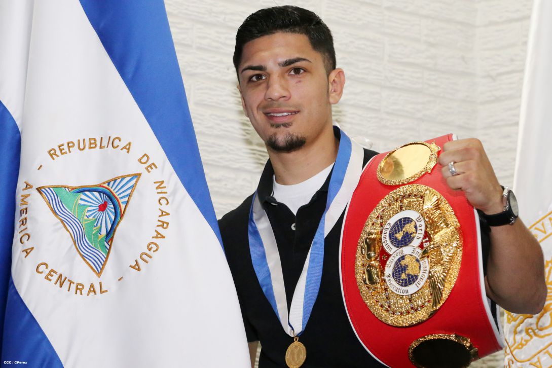 Randy Caballero recibe Orden Alexis Argüello y coloca Ofrenda Floral en Plaza de las Victorias