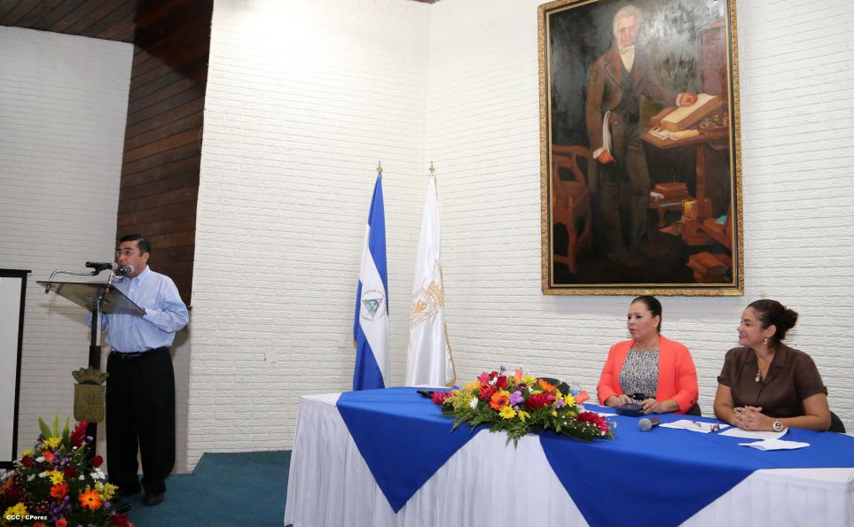 Randy Caballero recibe Orden Alexis Argüello y coloca Ofrenda Floral en Plaza de las Victorias