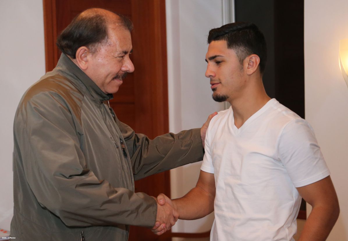 Presidente Daniel se reúne con el Campeón Mundial Randy Caballero