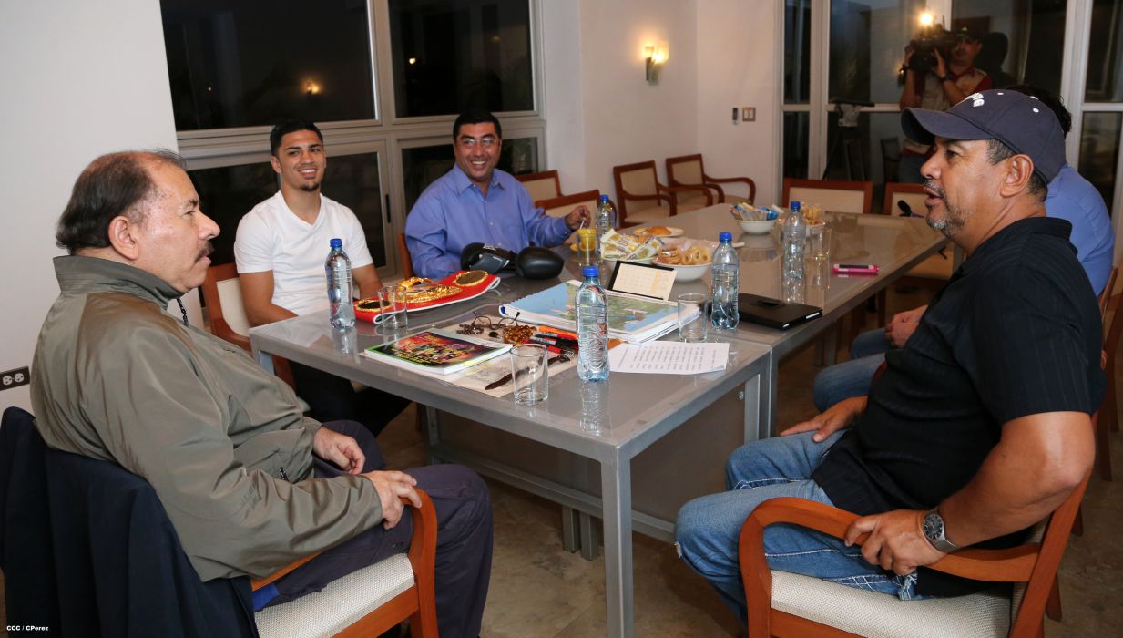 Presidente Daniel se reúne con el Campeón Mundial Randy Caballero