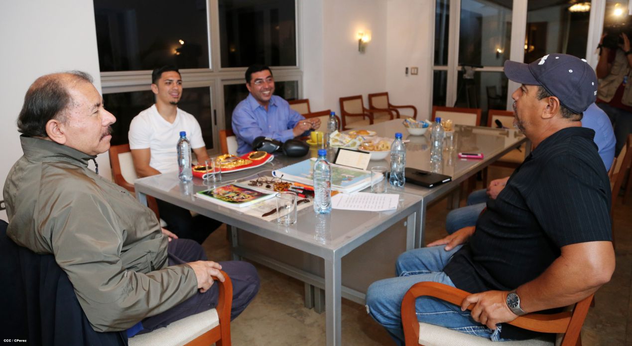 Presidente Daniel se reúne con el Campeón Mundial Randy Caballero