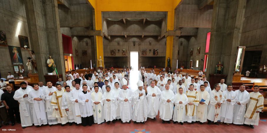 Cardenal Brenes celebra Bodas de Plata de sacerdotes