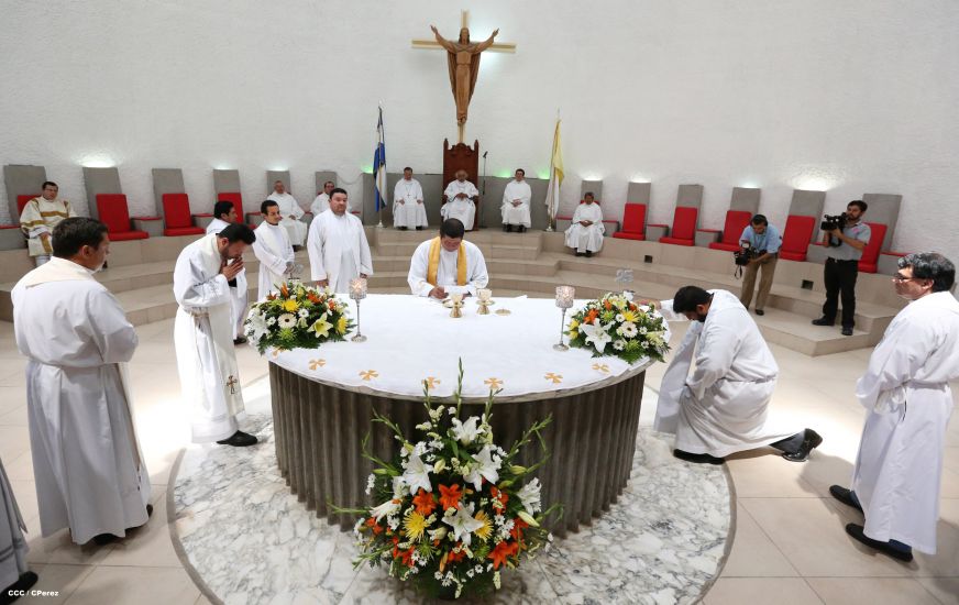 Cardenal Brenes celebra Bodas de Plata de sacerdotes