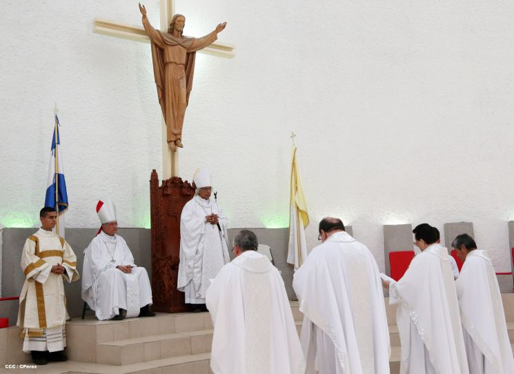 Cardenal Brenes celebra Bodas de Plata de sacerdotes