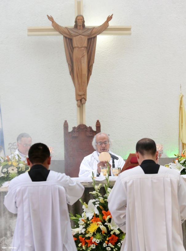 Cardenal Brenes celebra Bodas de Plata de sacerdotes