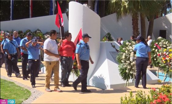 Pueblo de Nicaragua coloca ofrendas florales en Mausoleo del Comandante Carlos Fonseca