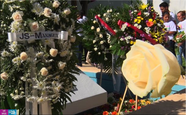 Pueblo de Nicaragua coloca ofrendas florales en Mausoleo del Comandante Carlos Fonseca