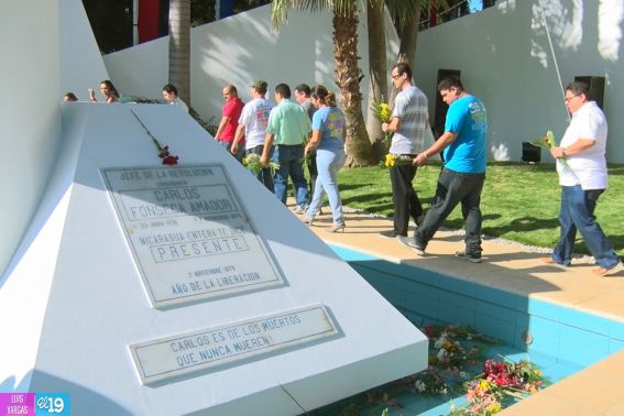 Pueblo de Nicaragua coloca ofrendas florales en Mausoleo del Comandante Carlos Fonseca
