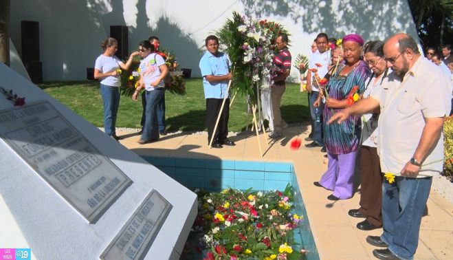 Pueblo de Nicaragua coloca ofrendas florales en Mausoleo del Comandante Carlos Fonseca