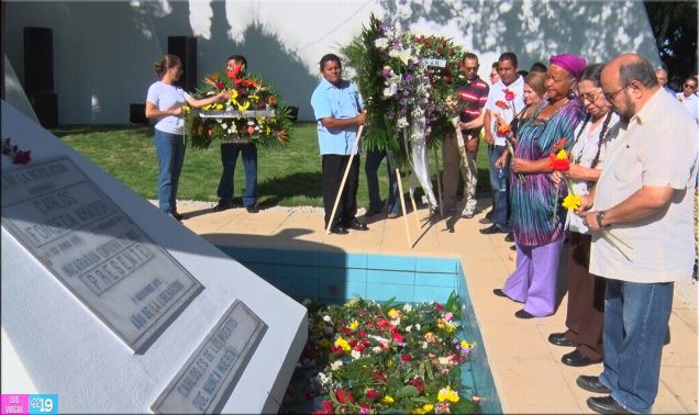 Pueblo de Nicaragua coloca ofrendas florales en Mausoleo del Comandante Carlos Fonseca