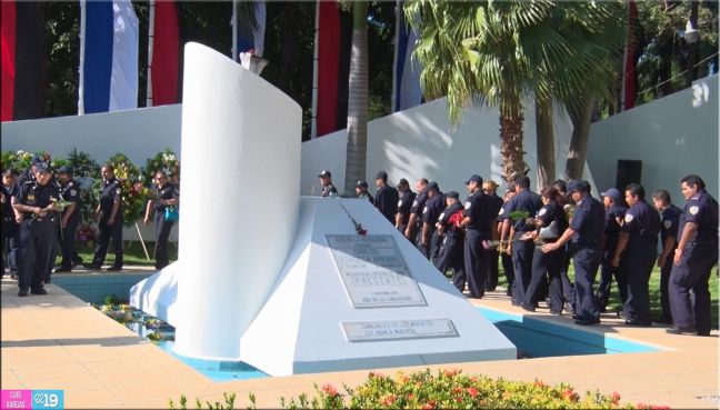 Pueblo de Nicaragua coloca ofrendas florales en Mausoleo del Comandante Carlos Fonseca