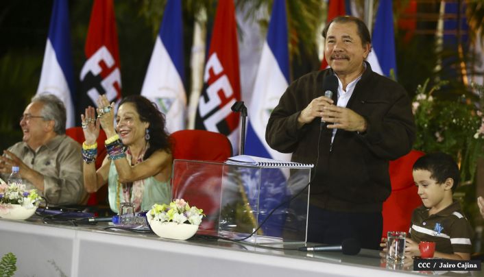 Daniel y Rosario rinden homenaje el Comandante Carlos Fonseca Amador