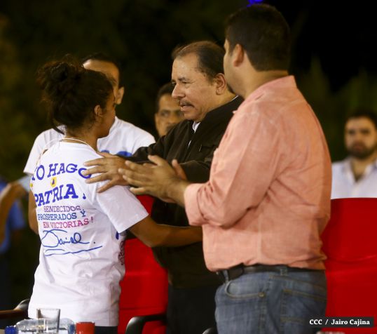 Daniel y Rosario rinden homenaje el Comandante Carlos Fonseca Amador